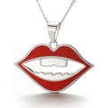 Schicke Halskette aus Titan mit Anhänger in Form von roten Lippen und weißen Zähnen - Roter Lippen-Email-Stil in Stahlfarbe (KP33664-D) / Stahlfarben