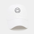 Primer plano del bordado de cara sonriente negra en gorra de béisbol de algodón blanco puro - Blanco
