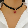 Dettaglio del ciondolo a cuore glitter rosso su choker in velluto nero con chiusura d'oro - Pendaglio Cuore Rosso Acceso Velluto Nero (S520)
