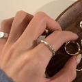 Detalle de un anillo de cadena de cuentas de plata minimalista en el dedo - Plateado