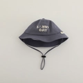 Dettaglio del cappello da sole grigio per bambini con ricamo Sunny Day e cordino regolabile - 48-50cm (1-2 Anni) / Grigio