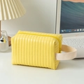 Dettaglio della borsa per trucco gialla in pelle PU trapuntata con ampio cinturino crema - Giallo