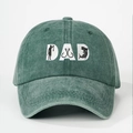 Dettaglio del ricamo DAD con elementi da pesca su berretto di cotone lavato verde vintage - Taglia unica / Verde Scuro