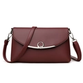 Borsa a tracolla bordeaux in pelle a grana con fibbia a cuore di strass argento - Rosso