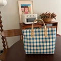 Dettaglio borsa tote in tela a quadri blu con ricami floreali e manici in pelle marrone - Quadretti Piccoli Blu e Bianchi Floreale