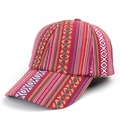 Dettaglio del cappello da baseball bohémien intrecciato con motivi etnici e trame colorate - Regolabile / Texture Tessuta Geometrica Rosso Pesca (B#)
