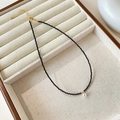Vue détaillée d'un collier en perles de cristal noir avec un pendentif perle blanche. - Style Pendentif Perle / Collier-Noir (Plaqué Or)