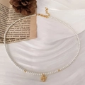 Choker di perle bianche minimalista con ciondolo a croce dorata e chiusura a moschettone - Pendente a Stella Croce / Perla Sintetica Bianca / Bianco