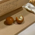 Boucles d'oreilles créoles rétro caramel et doré sur fond de livre français - Boucle d'Oreille Circulaire Caramel