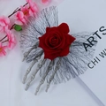 Gothic haarclip met witte skelethand, rode roos en zwart gaas voor Halloween-stijl - Grote Rozen Kant Haarclip met retro skelethand