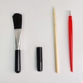 Profi Kratzbild Werkzeugset mit Reinigungsbürste und Präzisions-Kratzstift für Kunst - Neues 4er-Set (Mit Fixiermittel)