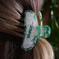 Pinza per capelli in acetato effetto marmo verde con design curvo su capelli castani - H435-Texture Marmo Verde