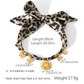 Dettagli della collana in nastro leopardato con ciondoli dorati a croce e albero - Collana in Nastro di Seta con Stampa Leopardata (HC-N40637)