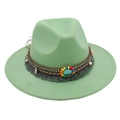 Dettaglio di cappello fedora verde menta con perline bohémien e pietra turchese decorata - Taglia unica (Tesa piatta) / Verde