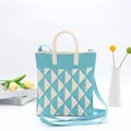Gestrickte Tragetasche mit hellblau-beigem Geomuster und rundem Griff für Damen - Dreieck Handytasche-Blau