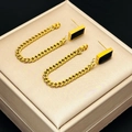 Orecchini a catena dorati con ciondolo rettangolare nero su portagioie elegante - Orecchini a Catena Lunga Dorata (N269)