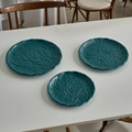 Minimalistisches tiefgrünes Rundtablett mit gewelltem Rand und Papierfalt-Textur - 3er-Set - Dunkelgrün (mit Innenbox) / Dunkelgrün