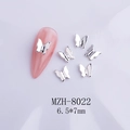 Macro di decorazione per unghie a fiocco argento 6,5x7mm su un'unghia rosa - Stile Farfalla Traforata Argento (8022)