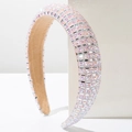 Vue détaillée d'un serre-tête rembourré avec strass roses et argentés sur grille - Rose Clair