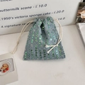 Dettaglio della borsa in denim azzurro con paillettes verde smeraldo e cordoncino bianco - Paillettes di jeans