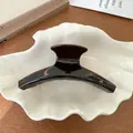 Grande pince à cheveux en acétate marron foncé avec lettrage doré sur plat coquille - Café Prune
