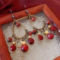 Dettaglio di orecchini vintage a goccia con perline di pietra rossa e frange metalliche - Gancio per Orecchio-Oro Antico