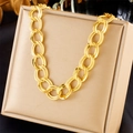 Vergulde titanium stalen ketting met gladde en getextureerde schakels op een display - Getextureerde Gouden Dubbele Ring Ketting Stijl (N2571)