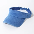 Détail de la visière pare-soleil en denim bleu délavé avec finition usée et coutures. - Bleu Uni