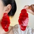 Primer plano de pendientes colgantes de discos rojos en capas para un estilo audaz - Largo Colgante Rojo / Rojo