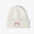 Weiße gerippte Strickmütze mit einer zarten rosa Schleifenbestickung für Damen - Weiß