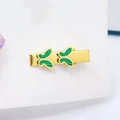 Detalle macro de horquillas doradas con mariposas de rayas verdes en tarjeta soporte - Mariposa Verde de 3.5cm