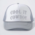 Dettaglio della scritta ricamata COOL IT COWBOY su questo cappellino trucker vintage - Grigio Chiaro Bianco