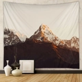 Dettaglio di un arazzo bohémien con montagne appeso a una parete in una casa - 73X95CM / Tessuto Spazzolato