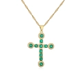 Detailopname van 18K vergulde kruishanger met groene edelstenen op watergolf ketting - Stijl 22119 (Watergolf Ketting/Evil Eye Kruis)