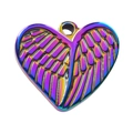 Makrodetail eines Herzflügel-Anhängers mit Regenbogen-Metalleffekt und Flügelstruktur - AB Weiß