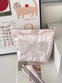 Ricamo dettagliato di fiocco bianco e cerniera con perla su borsa in raso rosa - Piccolo / Rosa