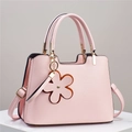 Sac à main rose grande capacité pour femme avec breloque fleurie et détails dorés - Rose