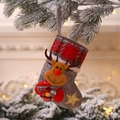 Weihnachtsstrumpf mit Rentierpuppe und rot kariertem Rand an einem Schneezweig - Elch-Stil