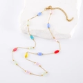 Collier doré avec des perles de cristal rectangulaires colorées sur fond de pierre blanche - Style de perles rectangulaires colorées