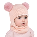 Primo piano di un bambino con un passamontagna in maglia rosa con due pompon - Taglia unica / Rosa