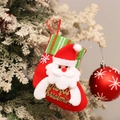 Detalle de calcetín navideño de fieltro rojo con Papá Noel 3D y letrero dorado Merry - Papá Noel y letras