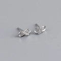 Vue détaillée de boucles d'oreilles infini en argent avec pavé de zircons étincelants - Argent 925 / Or Blanc