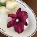 Broche pivoine en velours violet foncé élégante avec perle sur une assiette blanche - 30# Cymbidium Rouge Foncé