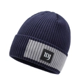 Dunkelblaue Strickmütze mit grauen Streifen und ny-Patch für winterliche Wärme - Einheitsgröße / Marineblau