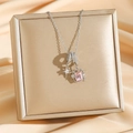 Collier étoilé avec pierre carrée rose présenté sur un coffret doré élégant - Argent Gland Étoile (8737)