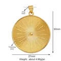 Vue détaillée d'un pendentif boussole doré avec des mesures de 27 mm de diamètre - Rayonnement Solaire Or