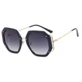 Oktogonale Oversize-Sonnenbrille in Schwarz mit goldenen Metallbügeln und grauem Farbverlauf - Dunkelblau Grau Verlauf