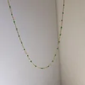 Collier élégant à chaîne dorée avec petites perles vertes disposées à égale distance - Vert Email (D1154)