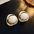 Primer plano de pendientes vintage con borde de metal dorado y perlas blancas - Pendientes de botón de perla geométrica blanca