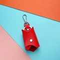 Custodia per chiavi in pelle PU rossa con clip in metallo su sfondo geometrico colorato - Rosso